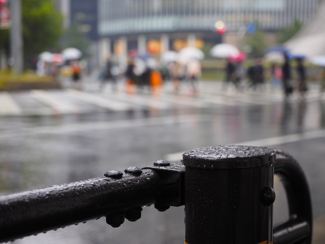 バイク雨の日の交差点